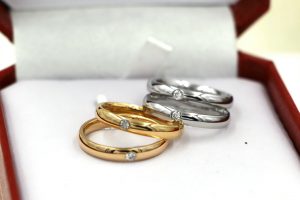 Nhẫn titan bảng mo tròn đính kim cương