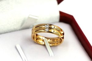 Nhẫn titan bảng mo tròn đính kim cương