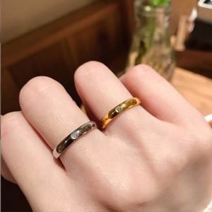 Nhẫn titan bảng mo tròn đính kim cương