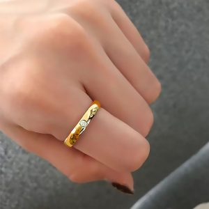 Nhẫn titan bảng mo tròn đính kim cương