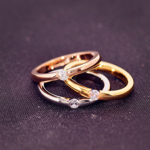 Nhẫn titan bảng mo tròn đính 1 viên đá kim cương