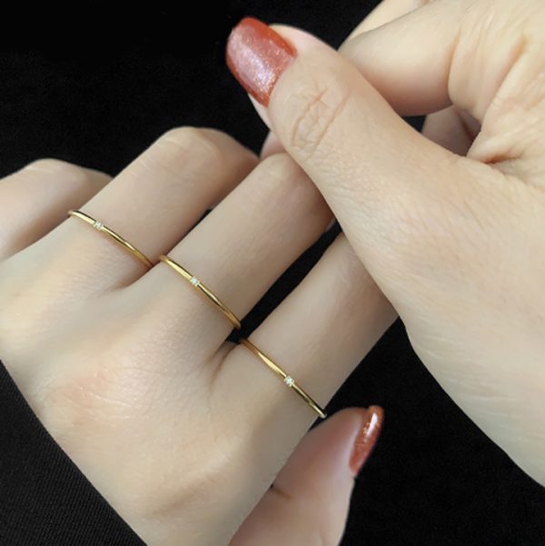 Nhẫn titan bảng mỏng đính 1 viên đá kim cương