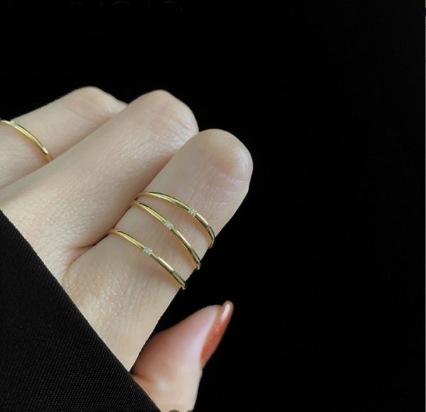 Nhẫn titan bảng mỏng đính 1 viên đá kim cương