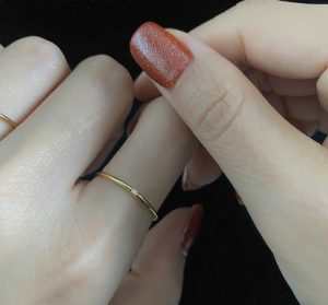Nhẫn titan bảng mỏng đính 1 viên đá kim cương