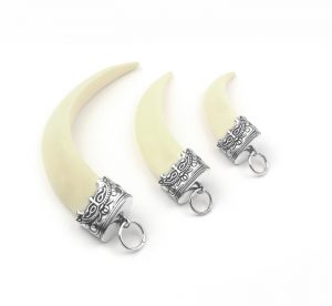 Mặt dây chuyền nanh heo giả đầu chụp titan xin sò