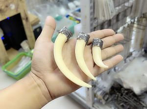 Mặt dây chuyền nanh heo giả đầu chụp titan xin sò
