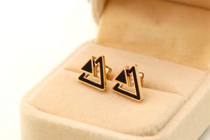 Bông tai titan hình tam giác nền đen màu hồng 14k