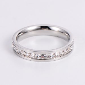 TC005b-Nhẫn titan 1 hàng đá vuông cưc đẹp