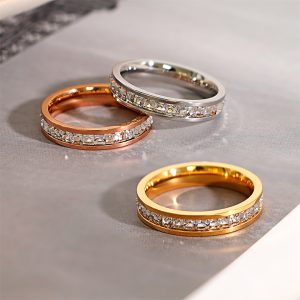 TC005h-Nhẫn titan 1 hàng đá vuông cưc đẹp