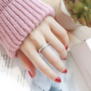 TC005j-Nhẫn titan 1 hàng đá vuông cưc đẹp