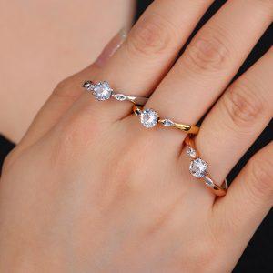 TC026d-Nhẫn nữ titan 1 hột đá cao cách điệu 2 bên