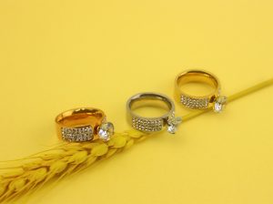 TC047e-Nhẫn nữ titan 1 hột đá cao đính đá tấm 2 bên
