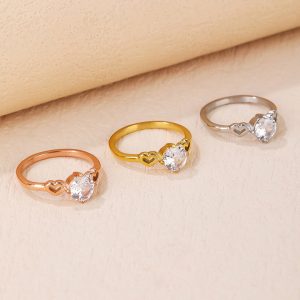 TC071a-Nhẫn nữ titan hột cao cách điệu trái tim 2 bên