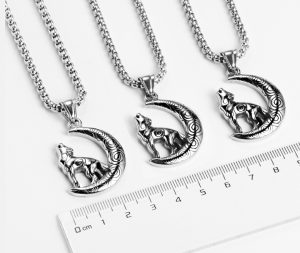 MD058d-Mặt dây chuyền nam thép titan chó sói dưới ánh trăng