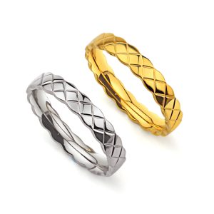 TC211a-Nhẫn nữ titan họa tiết hình quả trám