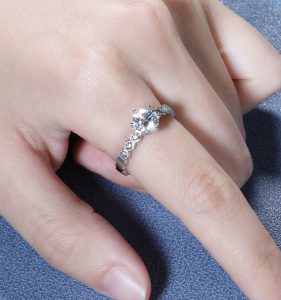 TC217e-Nhẫn nữ titan hột cao cách điệu đá nhỏ 2 bên