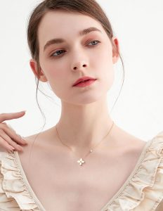 TN633c-Dây chuyền nữ titan hoa 4 cánh đính xà cừ