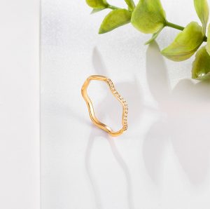 TC281d-Nhẫn nữ titan kiểu gợn sóng đính hột tinh xảo