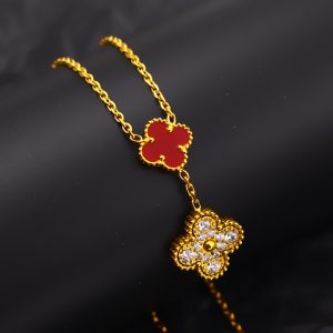 TN660d-Dây chuyền titan mặt cỏ 4 lá nền đỏ Van Cleef & Arpels LV