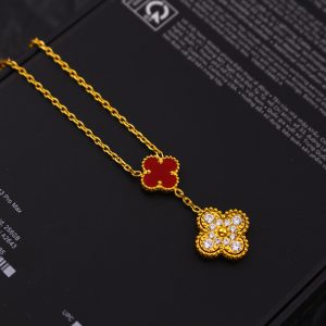 TN660e-Dây chuyền titan mặt cỏ 4 lá nền đỏ Van Cleef & Arpels LV