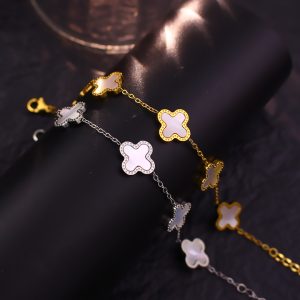 TA082c-Lắc tay nữ titan hoa 4 cánh Van Cleef nền xà cừ trắng