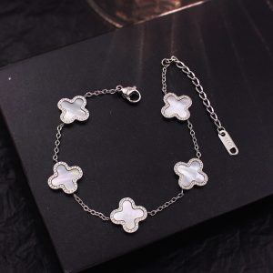TA082d-Lắc tay nữ titan hoa 4 cánh Van Cleef nền xà cừ trắng