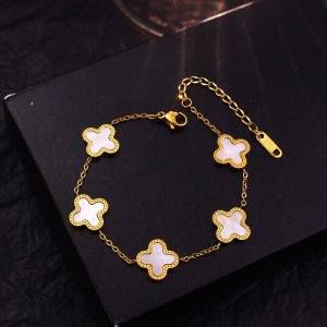 TA082e-Lắc tay nữ titan hoa 4 cánh Van Cleef nền xà cừ trắng