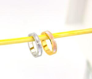 TC298d-Nhẫn nữ titan xà cừ đính kim chữ V