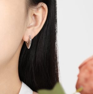 TB230j-Bông tai nữ titan chữ V màu trắng
