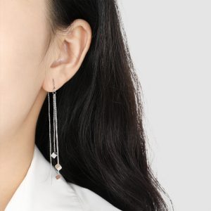 TB233h-Bông hoa tai nữ titan kiểu tua rua hình vuông màu trắng