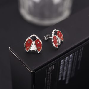 TB235f-Bông hoa tai nữ titan van cleef con bọ màu trắng