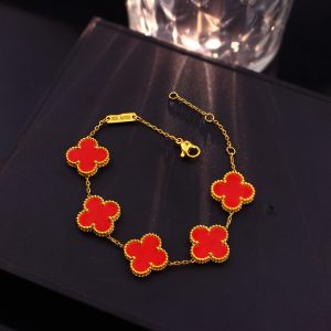 TA473e-Lắc tay titan nữ hoa 4 cánh van cleef 15mm nền màu đỏ
