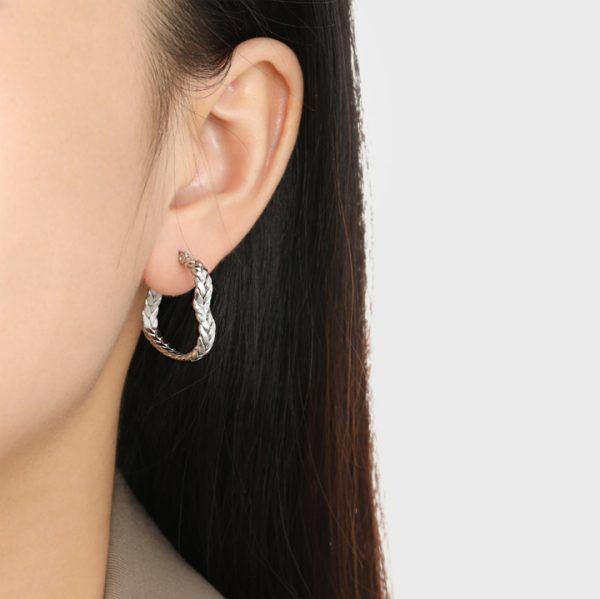 TB238g-Bông tai nữ titan khoen hình trái tim màu trắng