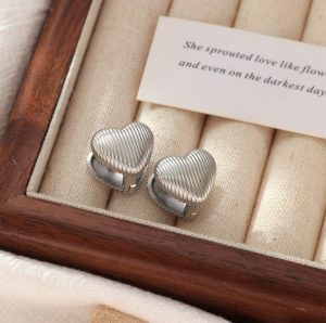 TB269k-Bông hoa tai nữ titan hình trái tim