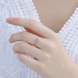 TC052b-Nhẫn titan hoa cúc màu vàng cực xinh không đen