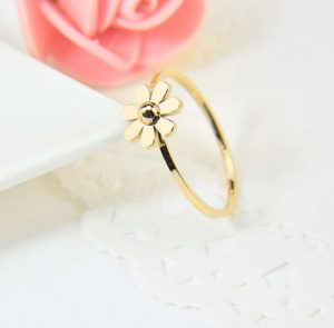 TC052g-Nhẫn titan hoa cúc màu vàng cực xinh không đen