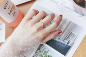 TC110k-Nhẫn titan kiểu chữ V đính kim chấu đóng