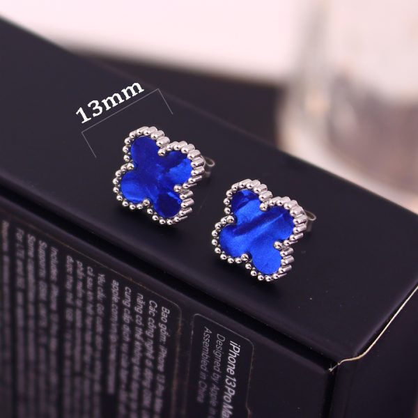 TB2878b Bông tai nữ titan van cleef nền màu xanh dương