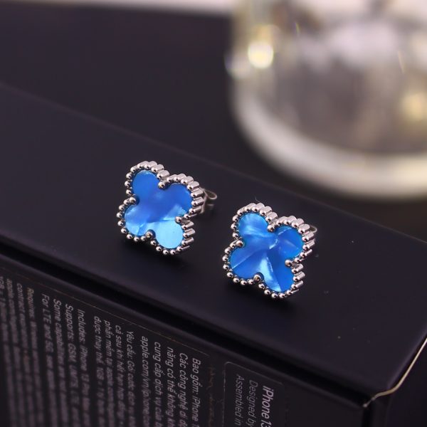 TB289c Bông tai nữ titan van cleef nền màu xanh bầu trời