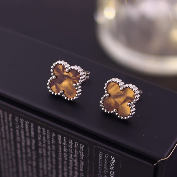 TB290b Bông tai nữ titan van cleef nền màu gỗ óc chó