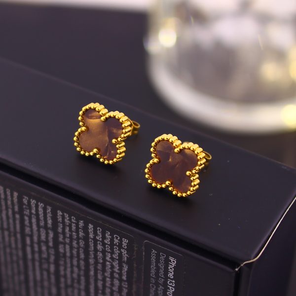 TB290c Bông tai nữ titan van cleef nền màu gỗ óc chó