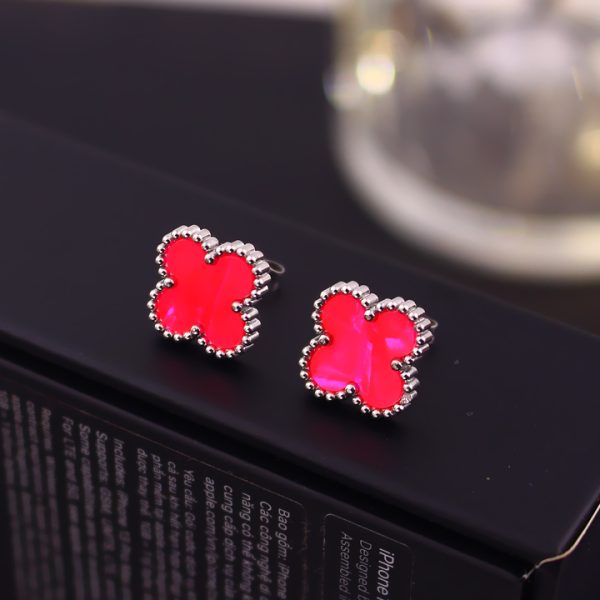 TB291b Bông tai nữ titan van cleef nền màu hồng dạ quang