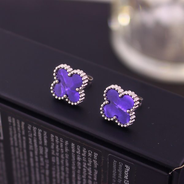 TB293c Bông tai nữ titan van cleef nền màu tím