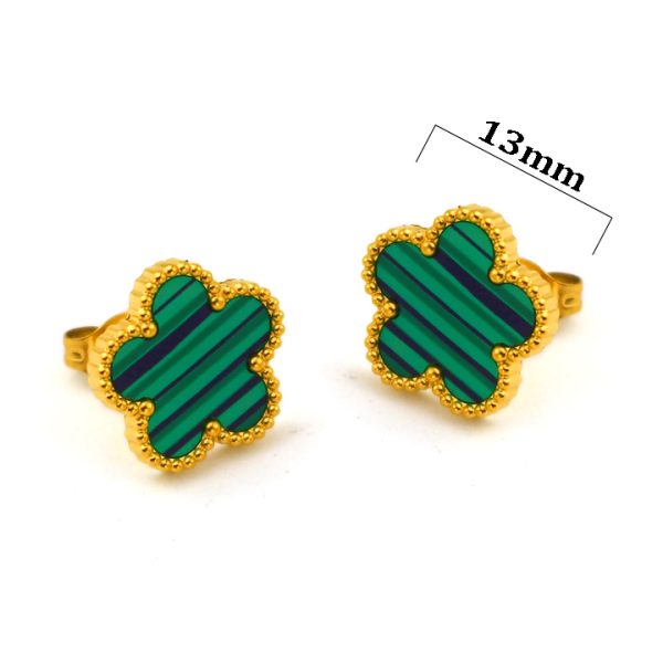 TB295a Bông tai nữ titan hoa 5 cánh van cleef nền xanh lá xây