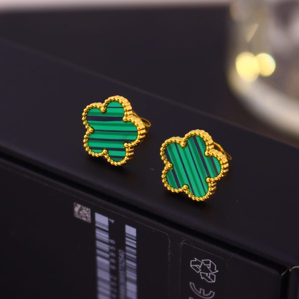TB295b Bông tai nữ titan hoa 5 cánh van cleef nền xanh lá xây
