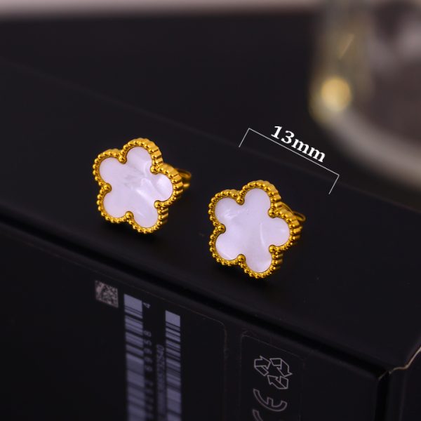 TB296b Bông tai nữ titan hoa 5 cánh van cleef nền trắng