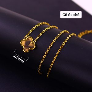 TN814c-Dây chuyền titan hoa 4 cánh van cleef nền màu gỗ óc chó