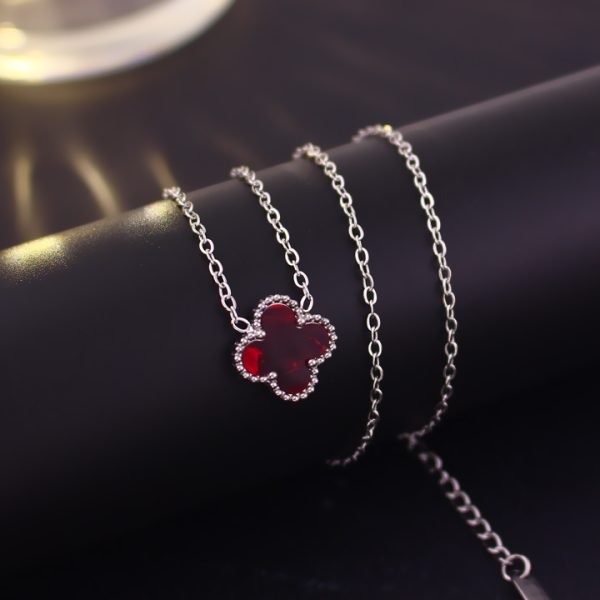 TN827c Dây chuyền titan hoa 4 cánh van cleef nền màu đỏ ruby