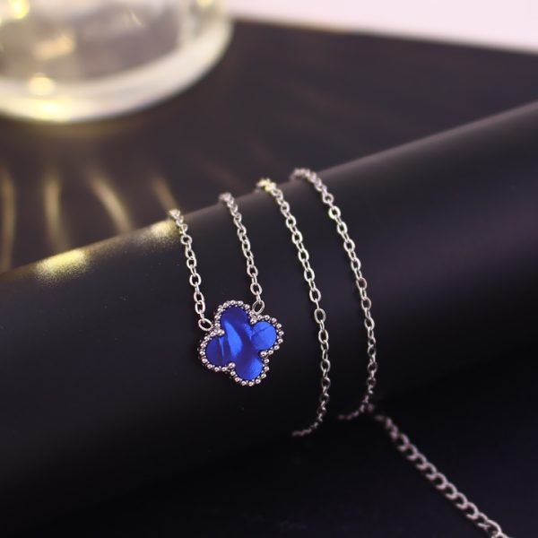 TN832c Dây chuyền titan hoa 4 cánh van cleef nền màu xanh dương