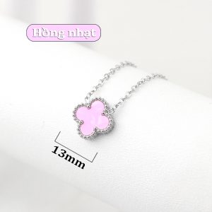 TN834a Dây chuyền titan hoa 4 cánh van cleef nền màu hồng nhạt